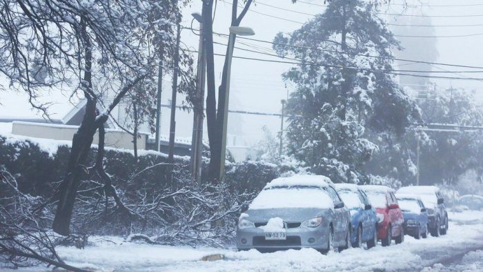 Las fotos de la inusual nevada en Santiago de Chile que provocó un muerto, dos heridos y más de 300.000 casas sin luz