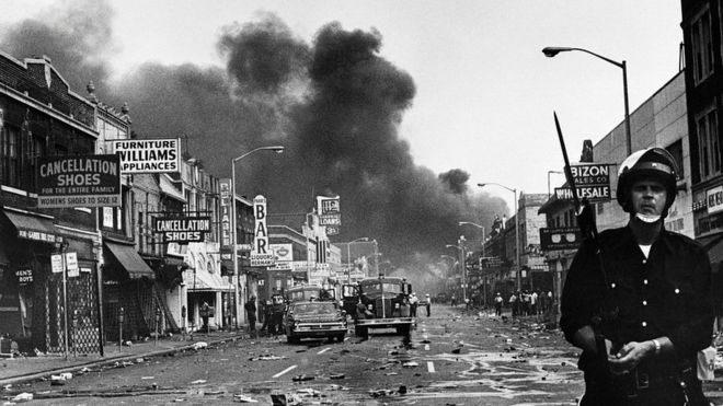 “Dormíamos debajo de la mesa por miedo a las explosiones y los disparos”: cómo un niño se salvó de los disturbios raciales que estremecieron Detroit hace medio siglo