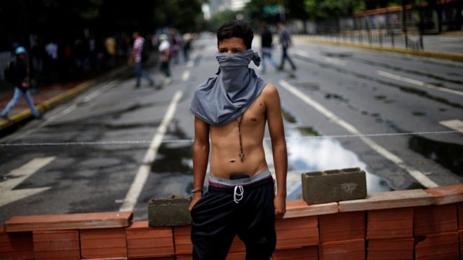 Opositores en Venezuela desafían la prohibición de manifestarse con cierres de vías antes de las elecciones a la Constituyente del domingo