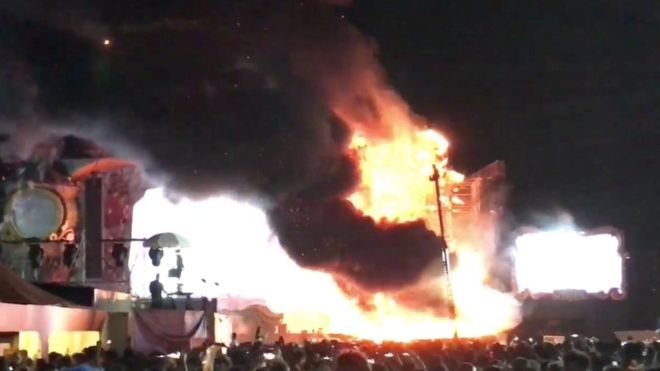 España: evacúan a más de 22 mil personas de un festival de música electrónica por un gran incendio en el escenario
