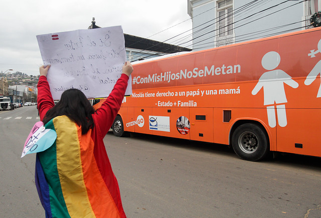 [FOTOS] Incidentes entre manifestantes durante el paso del polémico «Bus de la Libertad» por Valparaíso