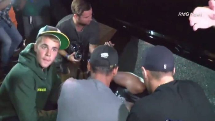 [VIDEO] Justin Bieber atropelló a un fotógrafo con su camioneta saliendo de la iglesia