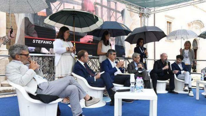 Esta imagen desató tremenda polémica en Italia: grupo de políticos debaten, mientras mujeres afirman sus paraguas
