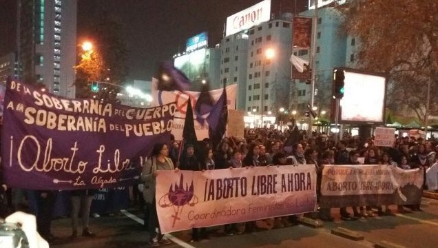 [VIDEO] «Libre, seguro y gratuito»: la marcha en Santiago a favor del aborto