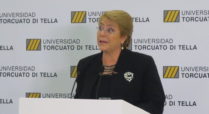 Bachelet advierte por candidatos que prometen una «restauración conservadora» si llegan al poder