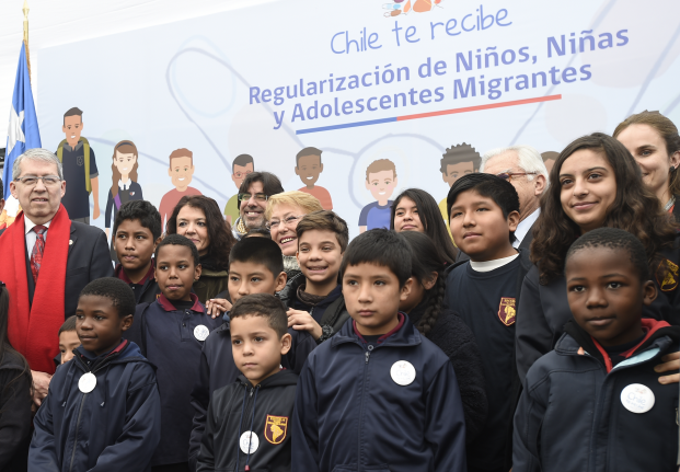 Bachelet anuncia creación de visa especial para que niños y jóvenes migrantes «tengan los mismos derechos»