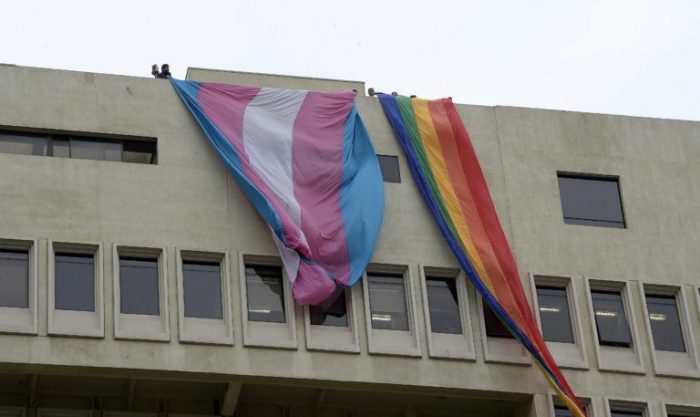 Camila Vallejo se va con todo contra #Bus del Odio: colgó bandera LGBTI, leyó carta de niño gay e ingresó proyecto para rechazarlo