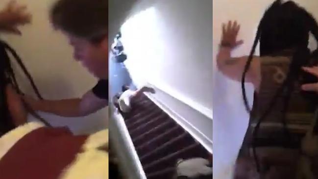 [VIDEO] El momento en que un hombre empuja por las escaleras a una turista que arrendó su departamento a través de AirBnB