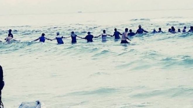 Acto heroico: bañistas forman cadena humana para salvar a una familia de morir ahogada en una playa en EE.UU.