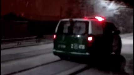[VIDEO] Carabineros sorprende con «navideña» broma durante nevazón