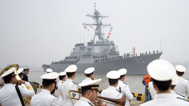 Barcos de guerra y cazabombarderos: la respuesta de China ante una «grave provocación» de un destructor de EE.UU.