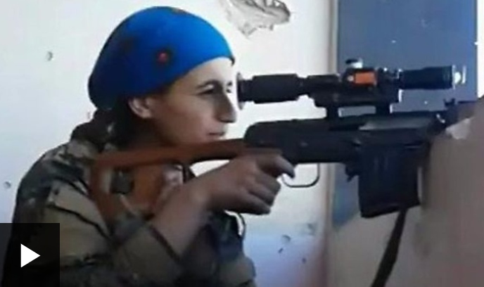 El momento en que el disparo de un francotirador casi alcanza una combatiente kurda en Raqa