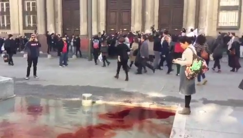 [VIDEO] Manifestantes tiñen de rojo fuente de la Corte Suprema en rechazo al fallo en caso Nabila Rifo