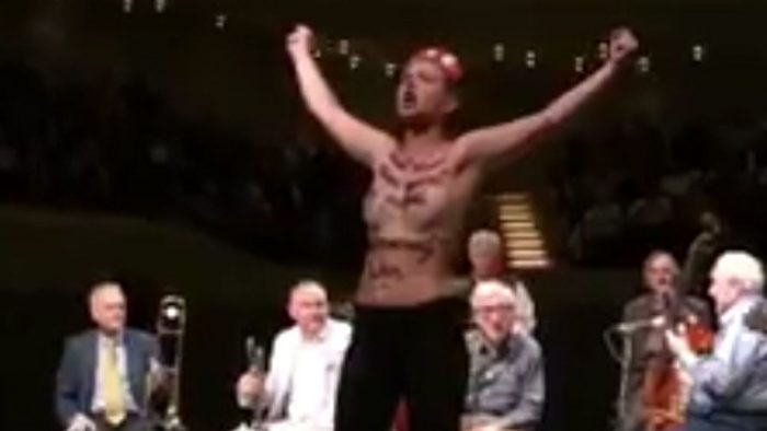 Femen interrumpe concierto de Woody Allen