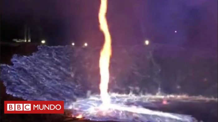 [VIDEO] El extraño y «hermoso» fuego de azufre que sorprendió a un equipo de bomberos en Estados Unidos