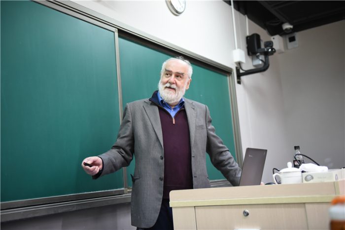 Matemático chileno es eminencia mundial en el estudio de los «problemas inversos»