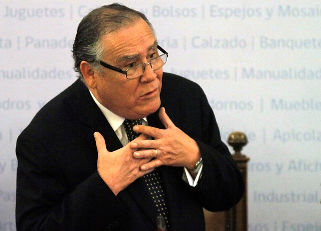 Ministro Campos intenta salvar su cabeza con carta a familiares de detenidos desaparecidos