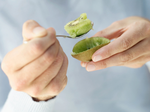 Superalimento: impacto benéfico del kiwi supera a otras frutas según estudios