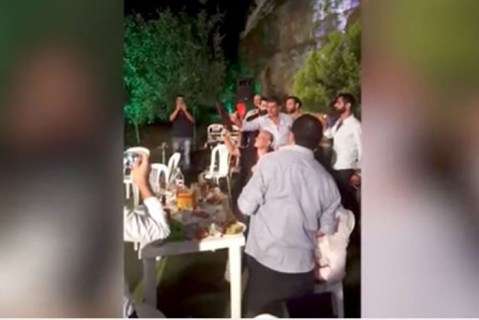 [VIDEO] Novio que manipulaba una AK-47 en fiesta de matrimonio hiere a fotógrafo y provoca desastre entre los invitados