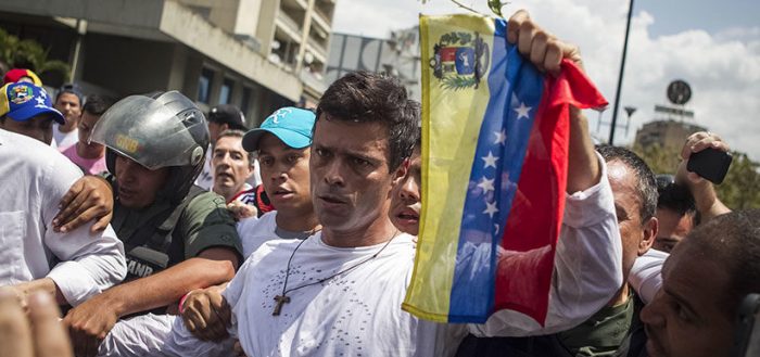 Venezuela: el líder de la oposición Leopoldo López sale de la cárcel y queda bajo arresto domiciliario