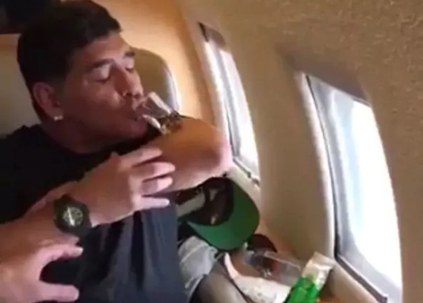 [VIDEO] El registro de Maradona tomando «al seco» que le valió duras críticas en redes sociales