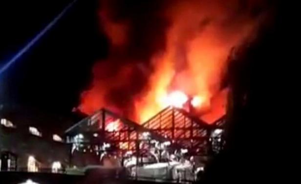Incendio arrasa edificio del mercado londinense