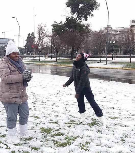 Haitianas felices con la nieve