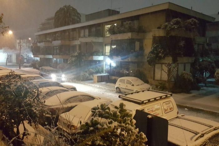 Intensa nevazón en Santiago provoca problemas de circulación en el Transantiago y cortes de luz