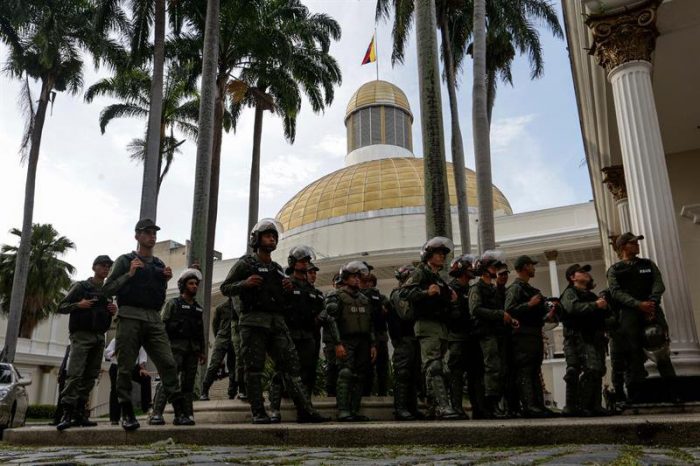 Gobierno chileno condena violencia en el Parlamento venezolano y llama al diálogo