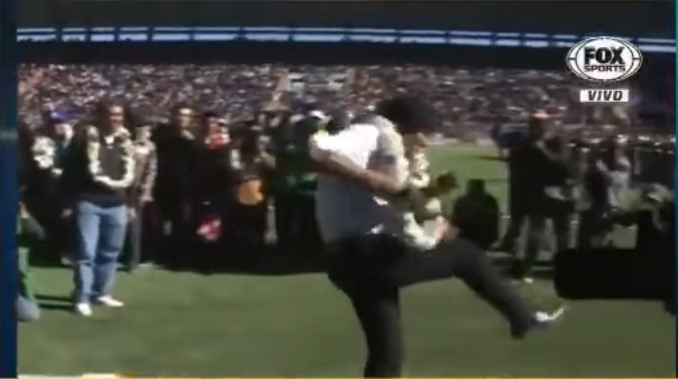 [VIDEO] El pelotazo de Evo Morales a dos militares durante la inauguración de un estadio en Bolivia