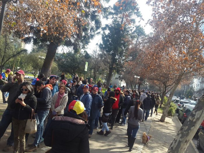 [FOTOS] Cientos de venezolanos en Chile asisten a la consulta popular