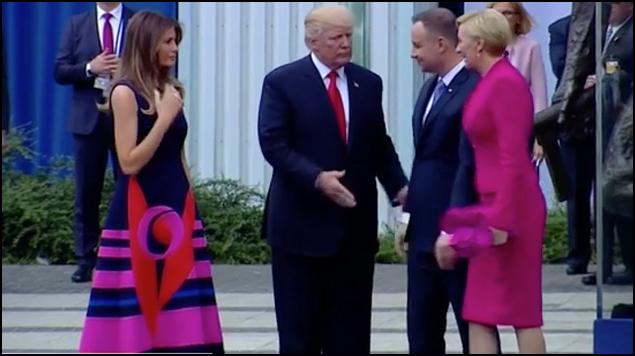 Primera Dama de Polonia deja con la mano estirada a Donald Trump en saludo