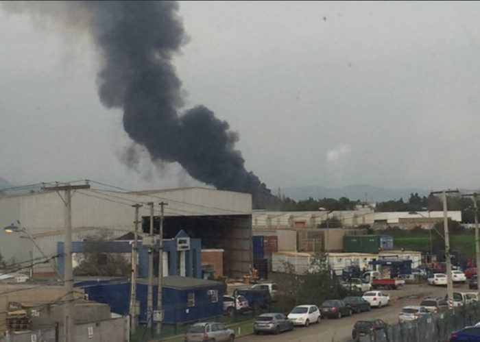 [VIDEO] Fuerte explosión e incendio afecta a empresa de químicos en Quilicura