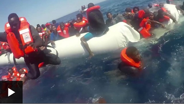 [VIDEO] Las imágenes del dramático rescate de un bote de goma cargado de migrantes cuando se hundía en el Mediterráneo