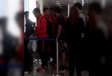 [VIDEO] Hinchas de La Roja insultan en aeropuerto de Moscú a Angelo Sagal por gol perdido en final frente a Alemania