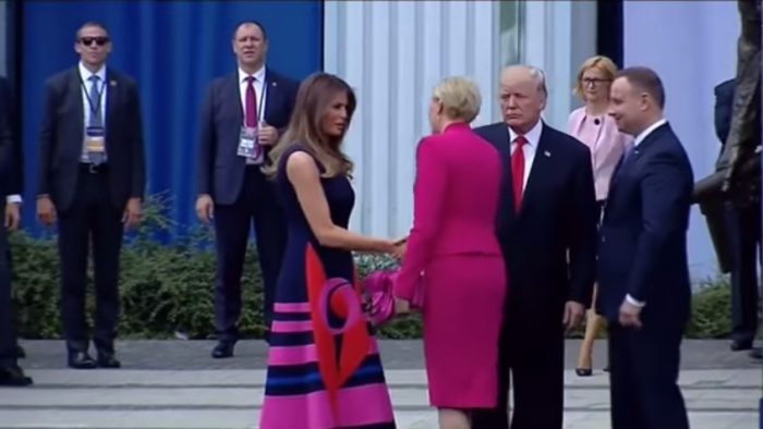 [VIDEO] El momento en que la primera dama de Polonia deja con la mano estirada a Donald Trump
