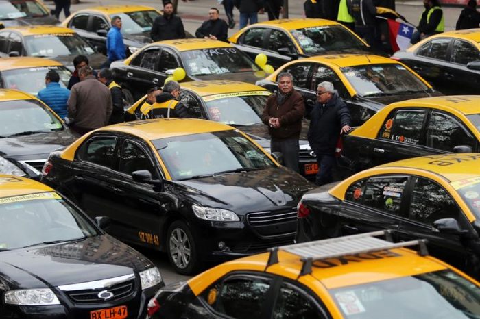 [VIDEO] «El que no salta es Uber»: la masiva protesta de los taxistas que tiñó la Alameda de amarillo y negro