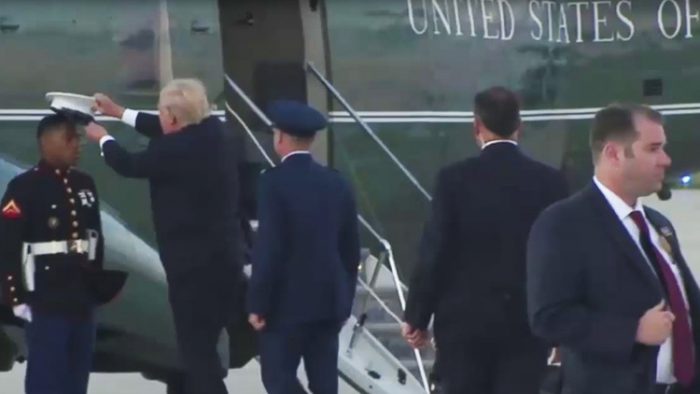 [VIDEO] El chascarro de Donald Trump al intentar hacer un buen gesto con un marine que había perdido su gorro