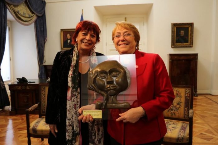 Bachelet recibe premio «por su compromiso con la infancia» tras operación de La Moneda para derribar informe de comisión Sename y blindar a Blanco