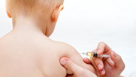 Países europeos obligan a padres a vacunar a sus hijos. ¿Chile debiese replicar la medida?