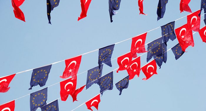 Presidente de la Comisión Europea considera que Turquía se aleja de la UE «a pasos de gigante»