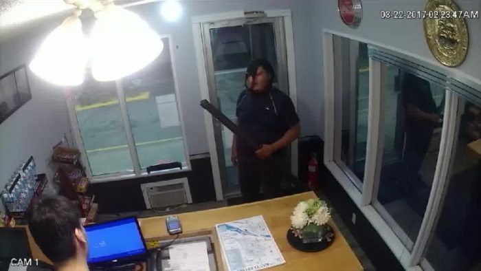 [VIDEO] Ladrón en estado de ebriedad trata de asaltar una tienda y solo hace el ridículo