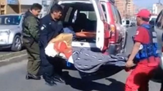 La velaban mientras estaba viva: la indignación en Bolivia por el caso de la mujer enferma que fue llevada por sus familiares a una funeraria a esperar su muerte