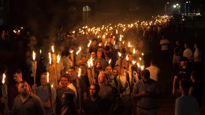 «No nos reemplazarán»: la polémica marcha con antorchas de ultranacionalistas blancos que recorrió una universidad en Charlottesville, Estados Unidos