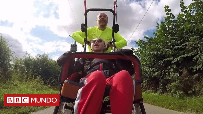 [VIDEO] La niña con discapacidad que compite en triatlones junto a su padre