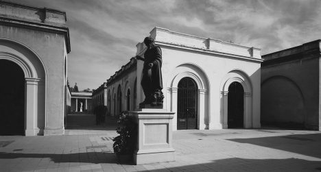 Saqueo del patrimonio de Santiago: borrar la historia para volver a escribirla