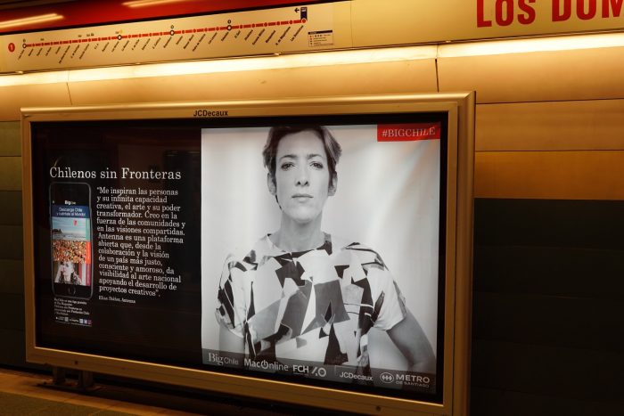 Exposición fotográfica en el Metro:  El público podrá conocer la primera generación de “chilenos sin fronteras”