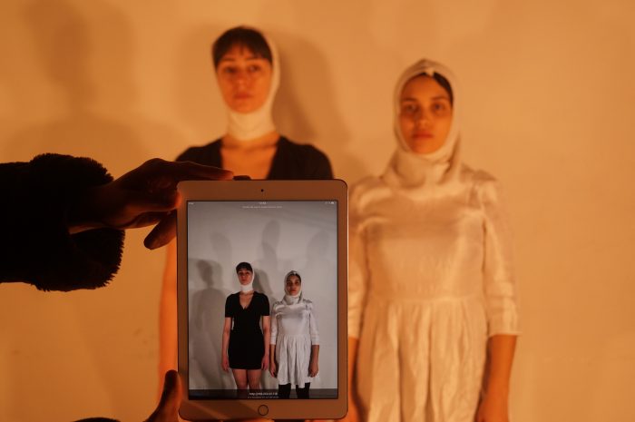 Performance “Domestik” cuestiona la idea de perfección en Escuela de Teatro UC