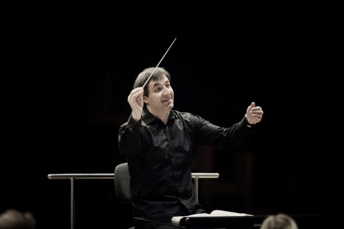 Director holandés y violinista austriaco debutan con la Sinfónica de la mano de Mozart