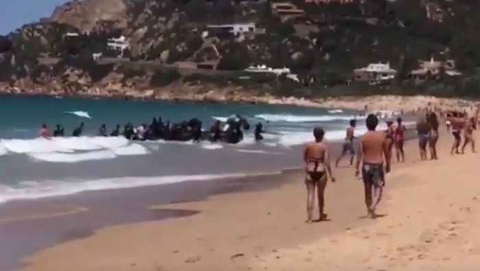 [VIDEO] El impactante momento en que una embarcación llena de inmigrantes llega a una playa repleta de veraneantes en España